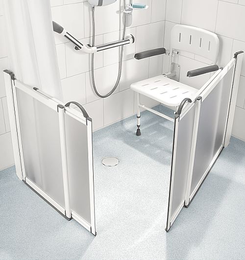 Wet room shower incorporating sliding half height shower doors